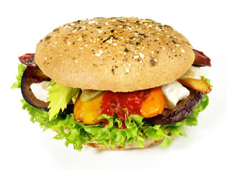 Gemüse-Hamburger mit Feta isoliert auf weißem Hintergrund