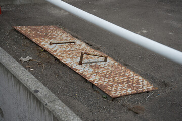道路際の鉄の蓋