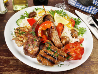 Grillteller mit Reis und Gemüse