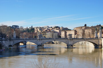 Fototapeta premium Die historische Engelsbrücke über den Tiber in Rom - Pons Aelius - Ponte Sant’Angelo
