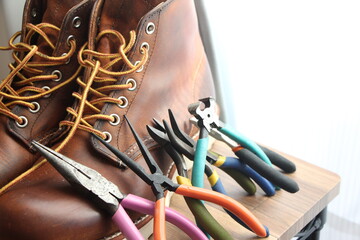 ブーツと工具（ペンチ、ニッパー、クイキリ）など