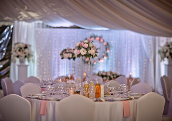 Przygotowanie wesela w stylu eleganckim, romantycznym z kwiatami (piwonie), napisaem LOVE. - obrazy, fototapety, plakaty
