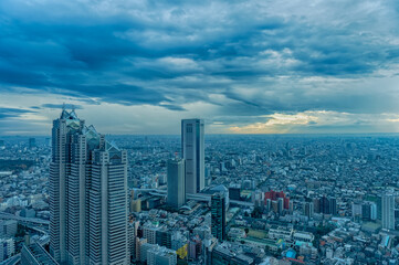 Fototapeta premium 東京都新宿区西新宿にある東京都庁から見た夕方の東京の都市景観