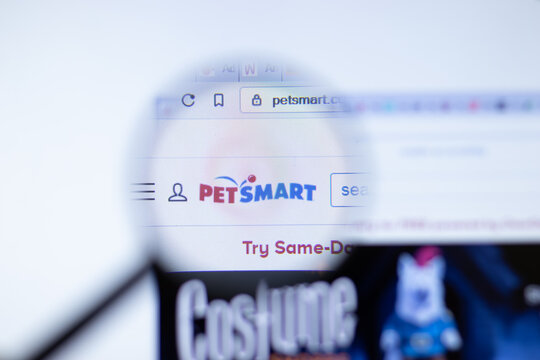 New York, USA - 29 September 2020: petsmart.com PetSmart company website with logo close up, Illustrative Editorial