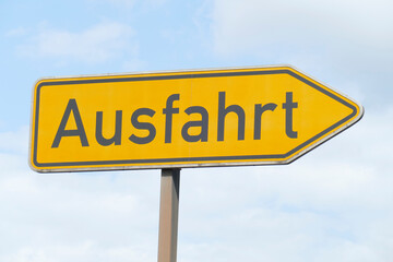 Verkehrsschild Ausfahrt , Blauer Himmel, Deutschland, Europa