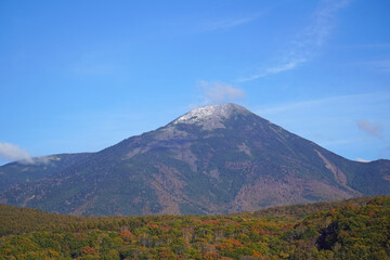 秋の白樺湖と蓼科山