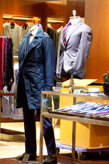 スーツとコートが飾ってある紳士服売り場