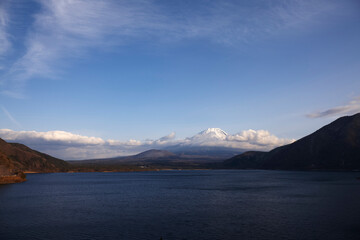Fototapeta na wymiar 本栖湖から望む富士山