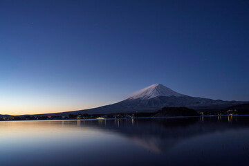 河口湖からの月夜の富士山