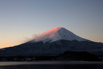 河口湖から望む富士山の夜明け