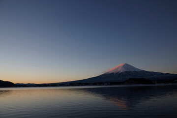 Fototapeta na wymiar 河口湖から望む富士山の夜明け