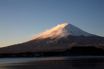 河口湖から望む富士山の夜明け