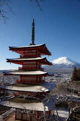 新倉山浅間公園忠霊塔と富士山