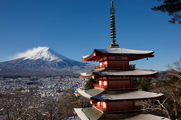 新倉山浅間公園忠霊塔と富士山