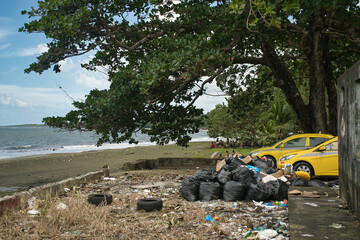 Müllberge, Plastikmüll am Strand und im Meer, Umweltverschmutzung in Entwicklungsländern,...