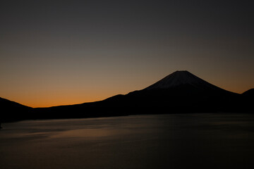 Fototapeta na wymiar 本栖湖から富士山の日の出