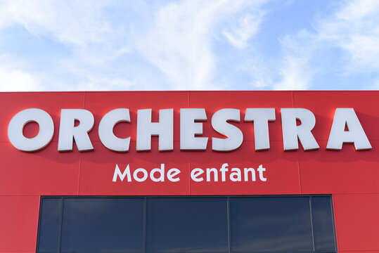 FRA - STOREFRONT OF A ORCHESTRA STORE