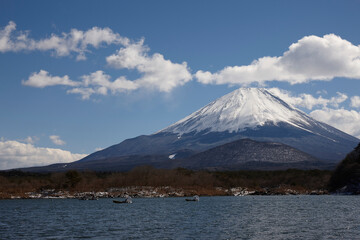 精進湖から望む富士山