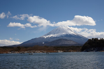 Fototapeta na wymiar 精進湖から望む富士山