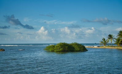 Einsame Lagune am karibischen Meer mit Blick auf das türkise Wasser und eine einsame Insel, schnorcheln und Urlaubsspaß