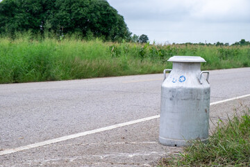 Obraz premium A bucket of raw milk is placed on the roadside waiting to be transported into the factory.