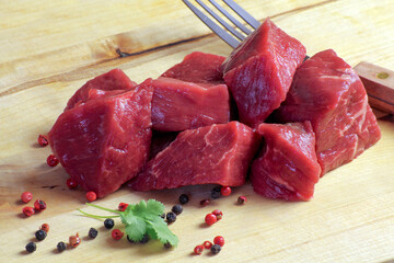 morceaux de boeuf cru sur une planche à découper