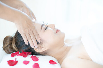 Obraz na płótnie Canvas Young Asian woman doing spa massage in Thai spa shop.