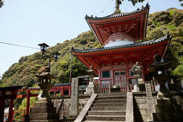Fototapeta premium 信貴山朝護孫子寺,多宝塔