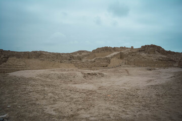 Pachacamac es un sitio arqueológico ubicado en la margen derecha del río Lurín, muy cerca del océano Pacífico y frente a un grupo de islas homónimas.