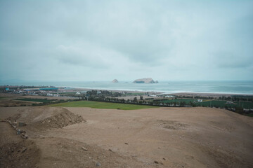 Pachacamac es un sitio arqueológico ubicado en la margen derecha del río Lurín, muy cerca del océano Pacífico y frente a un grupo de islas homónimas.