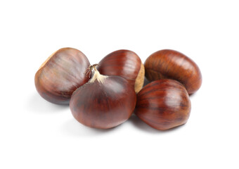 Obraz premium Fresh sweet edible chestnuts on white background