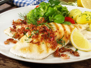 Schollenfilets mit Speck und Kartoffeln