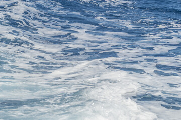 Obraz premium Waves of blue-white foamy sea water 
