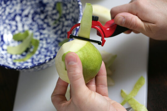 Peeling pear with use of peeler