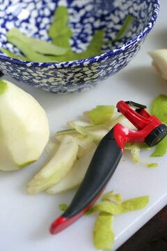 Peeled pear with use of peeler