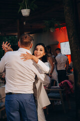 Dance of the bride and father. Evening wedding.
