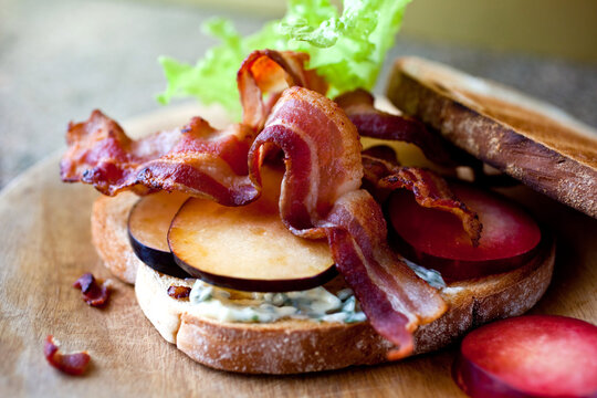 Sandwich with bacon, lettuce, plum and herbed mayonnaise
