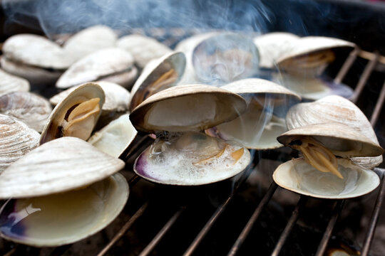 Grilled clams with lemon cayenne butter