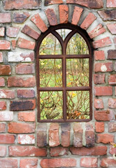 Obraz premium Rundbogen Fenster Backstein