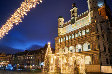 Fototapeta na wymiar the facade of Renaissance town hall and christmas decorations