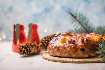 Obraz premium Rosca de reyes, spanish three kings cake eaten on epiphany day, on a gray rustic table