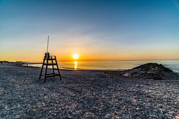 Naklejka premium Amanecer en la playa de Moncófar, Castellón. Concepto de vacaciones y relax.