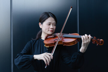 Asian woman playing the violin © Xiuxia Huang