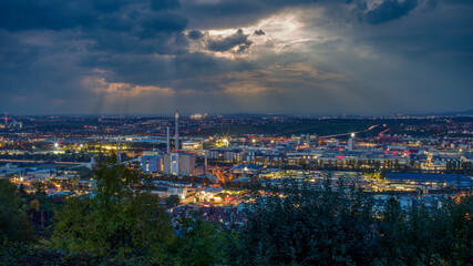 Naklejka premium Stuttgart bei Nacht vor dramatischem Himmel