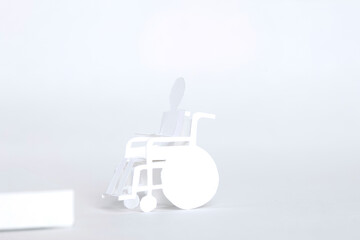 ペーパークラフトの車椅子と人