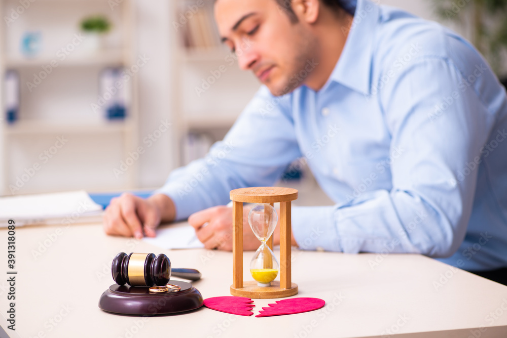 Wall mural Young man in courthouse in divorcing concept