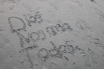 Frase en la playa: Dios nos ama a todos