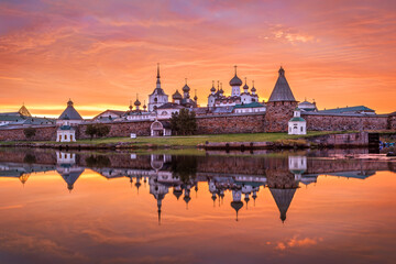 Obraz premium Solovetsky Monastery under a beautiful dawn orange sky
