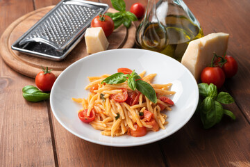 Piatto di deliziose trofie con basilico e pomodorini, Cucina Italiana 