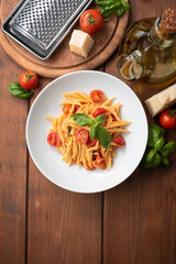 Piatto di deliziose trofie con basilico e pomodorini, Cucina Italiana 